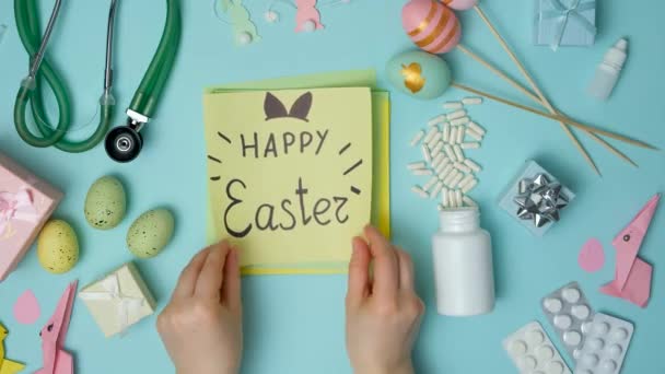 Lékařské Velikonoce Hands Showing Card Happy Easter Text Top View — Stock video