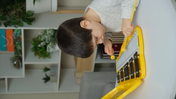 Altı Yaşında Bir Çocuk Metalofon Çalıyor Bir Perküsyon Müzik Aleti — Stok video
