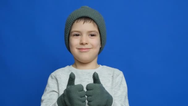 Rapaz Feliz Seis Anos Sorrir Mostrar Polegares Usando Chapéu Luvas — Vídeo de Stock
