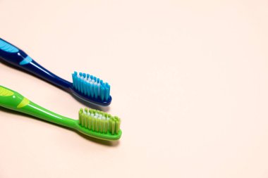 Bej arkaplanda iki diş fırçası, metin için kopyalama alanı