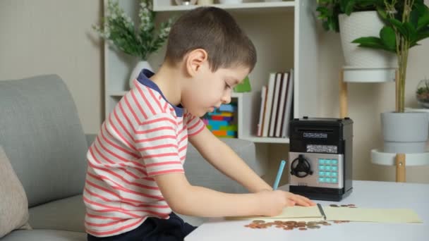Niño Años Escribe Sus Ahorros Dinero Cuaderno Niños Alfabetizados Económicamente — Vídeo de stock