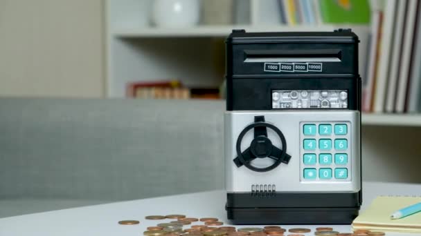 玩具安全储蓄罐 为孩子们提供货币 硬币和钞票 — 图库视频影像