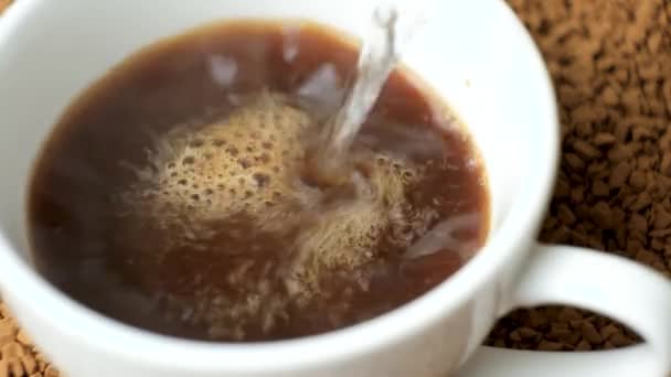 Bereiding Van Cafeïnevrije Oploskoffie Kokend Water Korrels Gieten — Stockvideo