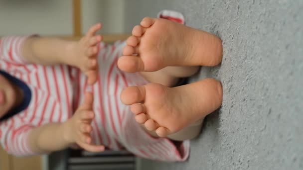 Criança Fazendo Exercícios Alongamento Casa Tentando Alcançar Dedos Dos Pés — Vídeo de Stock
