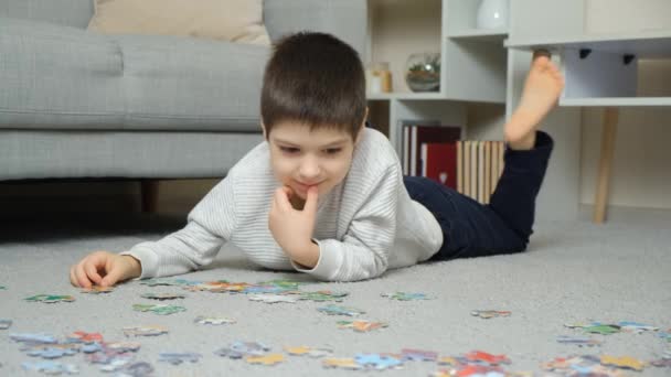 Dziecko Układające Puzzle Leżąc Dywanie Zajęcia Edukacyjne Dla Przedszkolaków Dzieci — Wideo stockowe