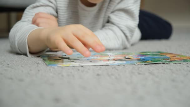 Ein Kind Das Auf Dem Teppich Liegend Puzzles Zusammenfügt Schulklassen — Stockvideo