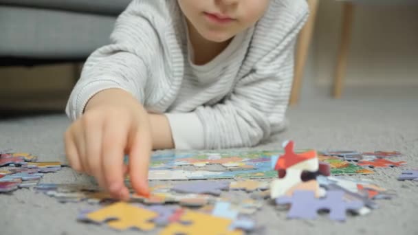 Dziecko Układające Puzzle Leżąc Dywanie Zajęcia Edukacyjne Dla Przedszkolaków Dzieci — Wideo stockowe