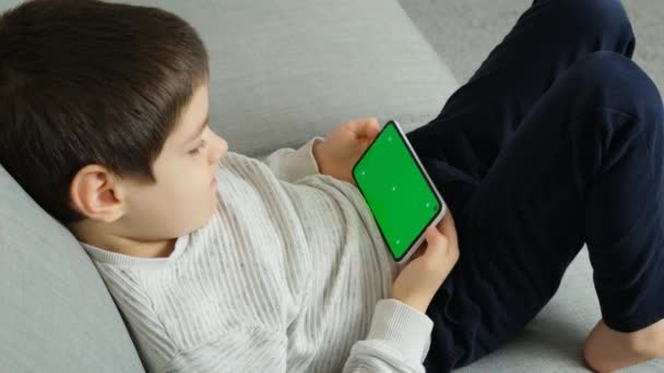 Дитина Використовує Телефон Зеленим Екраном Chroma Key — стокове відео