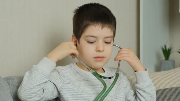 Leuke Jarige Jongen Spelen Met Stethoscoop Dromen Van Het Worden — Stockvideo