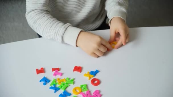 Niños Preescolar Primaria Que Preparan Pastel Palabras Letras Mesa — Vídeo de stock