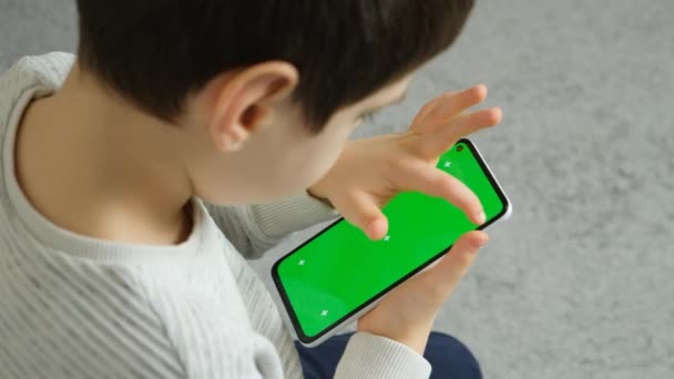 使用绿色屏幕色谱键的儿童电话 — 图库视频影像