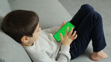 Yeşil Ekran Krom Anahtarlı Çocuk Telefonu Kullanıyor.