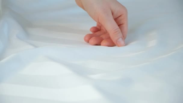 天然缎子面料的精致性 女人用手摸床单的表面 — 图库视频影像