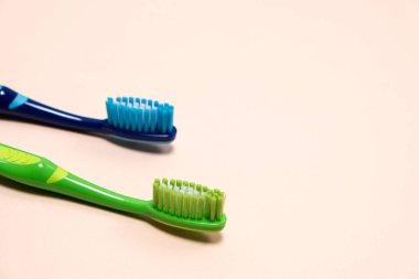 Bej arkaplanda iki diş fırçası, metin için kopyalama alanı