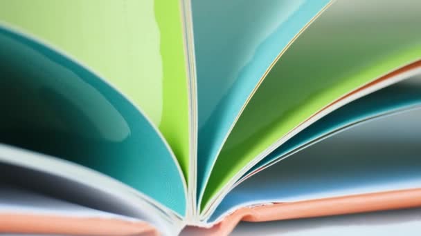 Flipping Les Pages Livre Avec Des Pages Multicolores Ralenti — Video