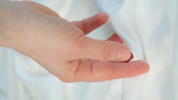 Mulher Tocando Tecido Cetim Faixa Com Mão Acariciando Suavemente Close — Vídeo de Stock