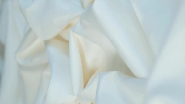 Sütlü Çizgili Satenden Yapılmış Doğal Yatak Örtüsü Dikey Yakın Plan — Stok video