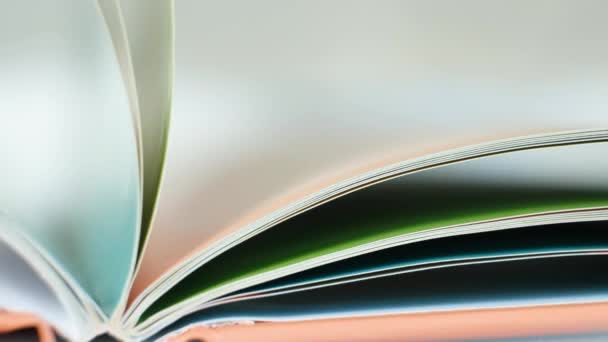 Çok Renkli Sayfaları Olan Bir Kitabın Sayfalarını Çevirmek Yavaş Çekim — Stok video