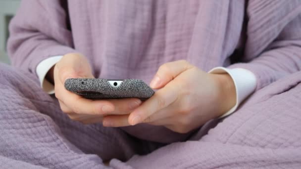 Mulher Pijama Roxo Usando Smartphone Mãos Close Câmera Lenta — Vídeo de Stock