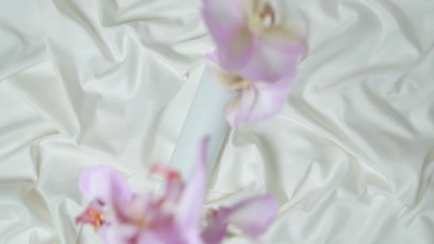 Sıvı Çamaşır Deterjanı Kumaş Yumuşatıcısı Orkide Çiçekleri Tepeden Tırnağa Dökülüyor — Stok video