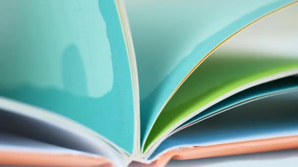 Virando Páginas Livro Com Páginas Multicoloridas Câmera Lenta — Vídeo de Stock