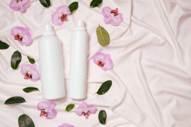 Sıvı çamaşır deterjanı ve yumuşatıcı yatak örtüsü, orkide çiçekleri, metin için yer.