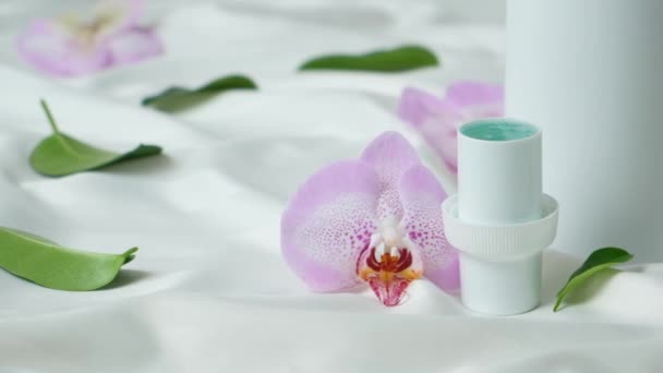 Détergent Lessive Liquide Naturel Parfum Floral Sur Fond Tissu Satiné — Video