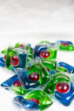 Saten kumaşta bir sürü çamaşır kapsülü var.