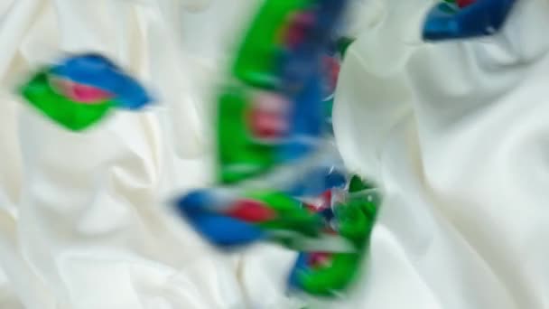 Kapsüllerdeki Sıvı Çamaşır Deterjanı Yavaşça Kumaşın Üzerine Düşüyor Dikey Ağır — Stok video