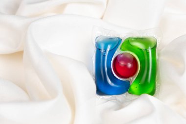 Kumaş kapsülünde sıvı deterjan jeli, metin için boşluk.