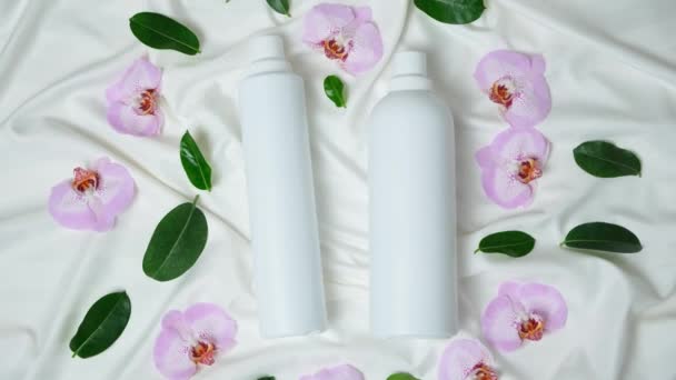 Flytande Tvättmedel Och Mjukgörare Sängkläder Orkidéblommor Ovanifrån — Stockvideo