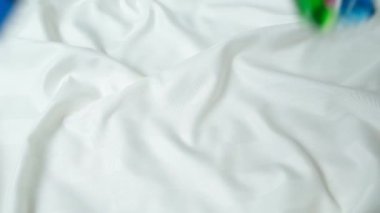 Çamaşır kapsülleri üstten alta doğru dökülüyor