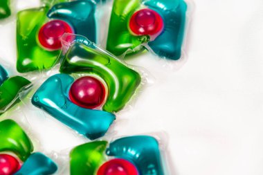 Bir sürü çamaşır kapsülü kapsülü saten kumaş üzerine deterjan, metin için boşluk kopyala