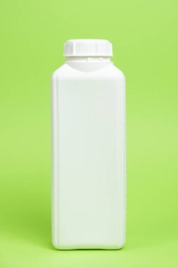 Yeşil Arkaplanda Ev Kimyasalları için Büyük Beyaz Plastik Şişe, Metin İçin Yer