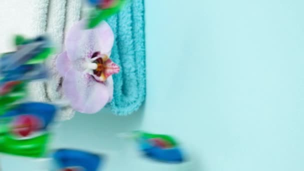 Κάψουλες Πλυντηρίου Χύνεται Μπλε Φόντο Καθαρές Μαλακές Πετσέτες Κάθετη Βολή — Αρχείο Βίντεο