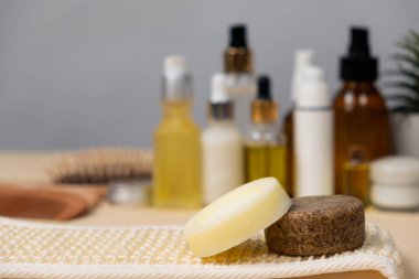 Katı şampuanlar doğal saç bakımıdır. Plastiksiz çevre dostu kozmetik ürünler.