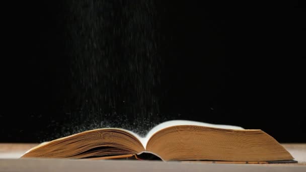 Волшебная Винтажная Книга Знаний Черном Фоне — стоковое видео