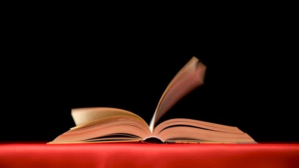Быстро Перелистывая Страницы Толстой Книги Красном Черном Фоне — стоковое видео