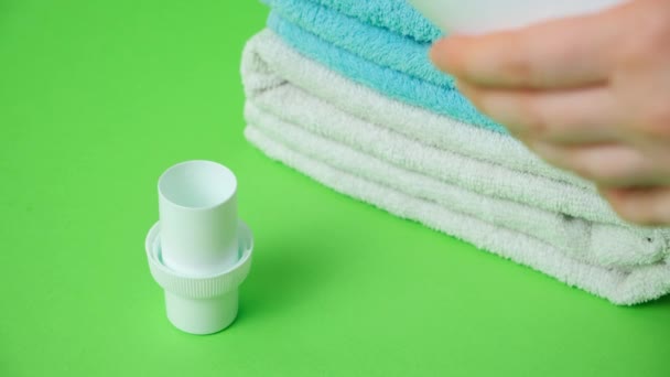 Processen Att Hälla Naturliga Eco Gel Flytande Tvättmedel Från Flaskan — Stockvideo