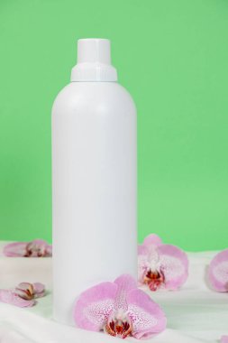 Yeşil Arkaplanda Ev Kimyasalları için Büyük Beyaz Plastik Şişe, Metin İçin Yer