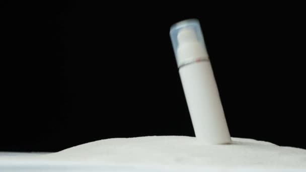 Crema Cosmética Ecológica Natural Botella Blanca Que Cae Arena Cámara — Vídeo de stock