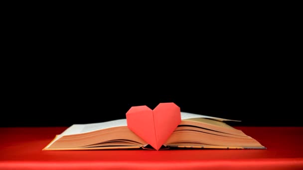Origami Papieren Hart Dik Boek Rode Zwarte Achtergrond Liefde Voor — Stockvideo