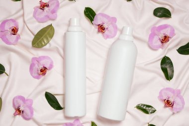 Sıvı çamaşır deterjanı ve yumuşatıcı yatak örtüsü, orkide çiçekleri, üst manzara..