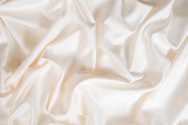 Dalgalar ve buruşmuş doğal saten beyaz süt rengi kumaş desenleri