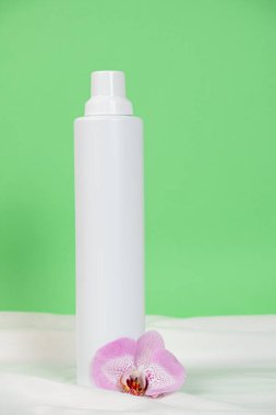 Yeşil Arkaplanda Ev Kimyasalları için Büyük Beyaz Plastik Şişe, Metin İçin Yer