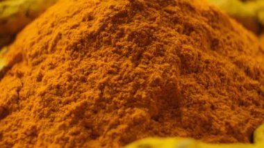 Makro zerdeçal tozu hareket halinde.