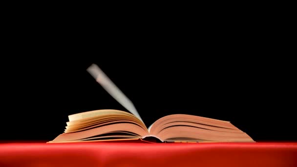 Быстро Перелистывая Страницы Толстой Книги Красном Черном Фоне — стоковое видео