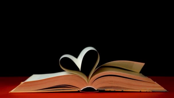 Книжные Страницы Сложены Виде Сердца Красном Черном Фоне — стоковое видео