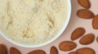 Bademler badem ununa dökülüyor üst görünüm makro yavaş çekim