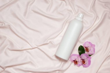 Çiçek kokulu deterjan saten kumaş üst görünümde, metin için boşluk kopyala.